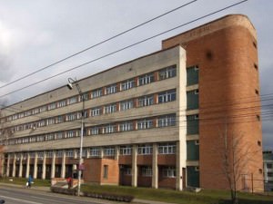 paznic bătut şi legat de hoţi într-o fabrică din tălmaciu
