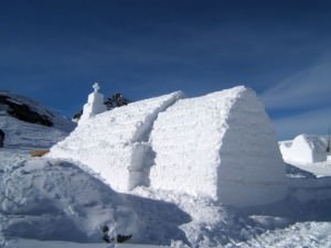 au început lucrările la biserica de gheaţă. doi englezi fac nuntă aici în martie