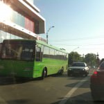 topul mârlanilor: piaţa unirii blocată de un autocar parcat aiurea în faţă la ramada