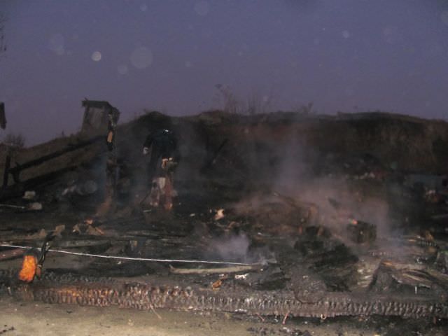 o fetiță a murit într-un incendiu, doi dintre frații ei sunt în stare gravă
