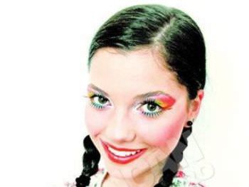 o sibianca de 15 ani lanseaza un nou trend in machiaj. de 1 decembrie se poarta tricolorul!