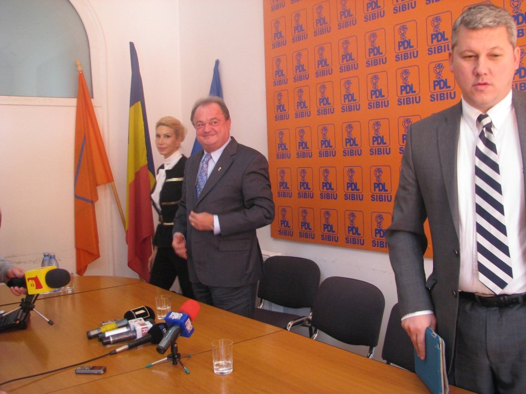 falcă şi predoiu se vor candidaţi pdl la prezidenţiale şi vin în faţa filialei sibiene pentru susţinere