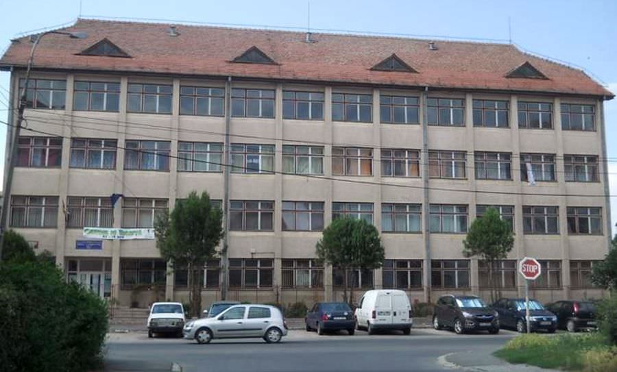 fără grădință în cartierul ștrand și cu o școală de înghesuită pentru 12.000 de locuitori (foto reportaj)