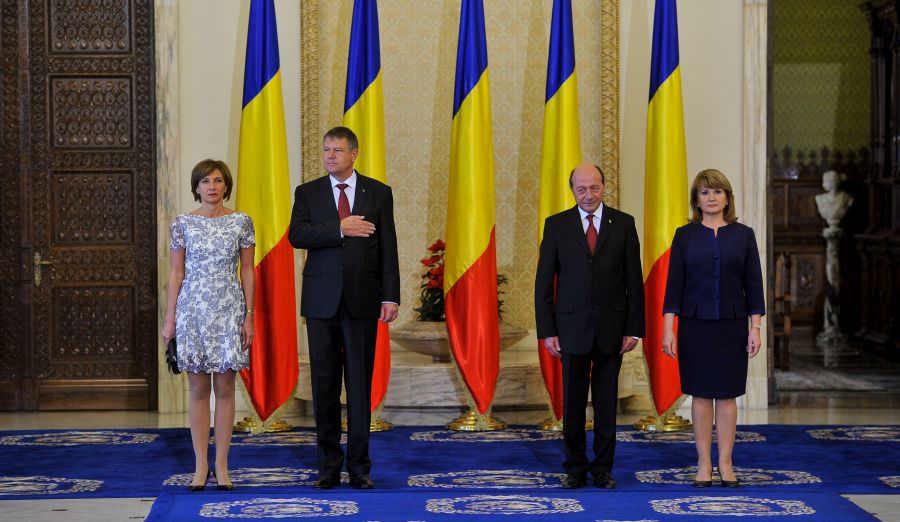 soția lui iohannis criticată pentru rochia ”prea scurtă”. a greșit carmen ținuta?