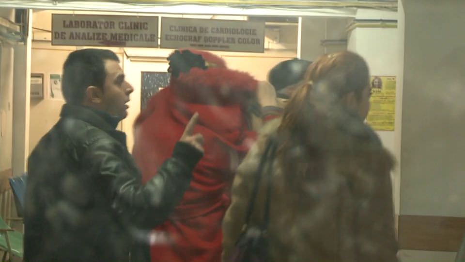 VIDEO Uite-o pe MAMA care SI-A ABANDONAT BEBELUȘUL pe scări la Polisano. Este din Vâlcea! mama2