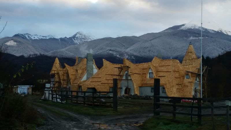 foto pensiune turistică unicat în europa, construită la porumbacu de sus. e fabulos cum arată!