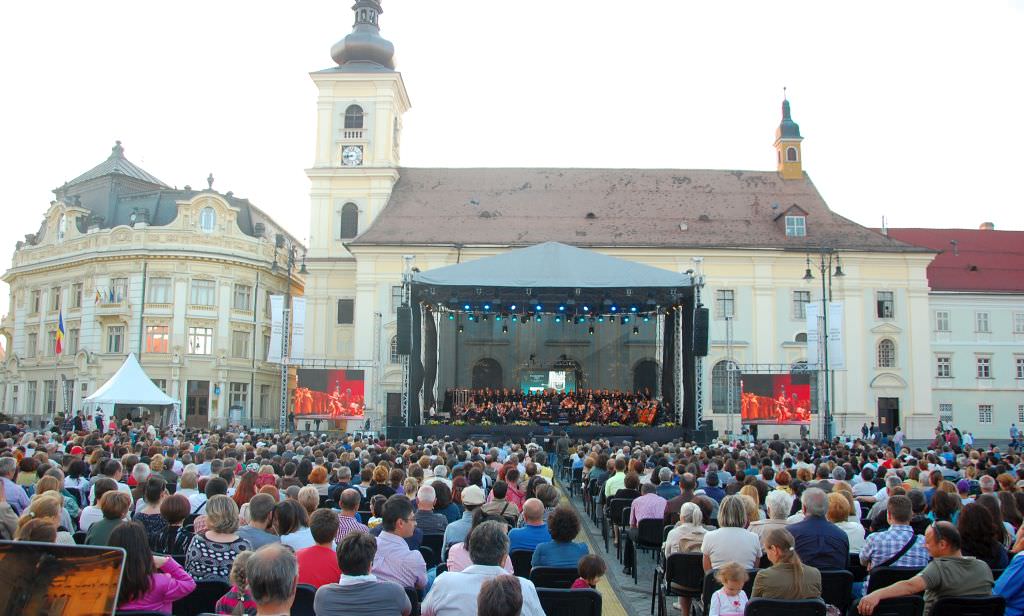 super concert simfonic în piaţa mare. acces gratuit pentru toată lumea!