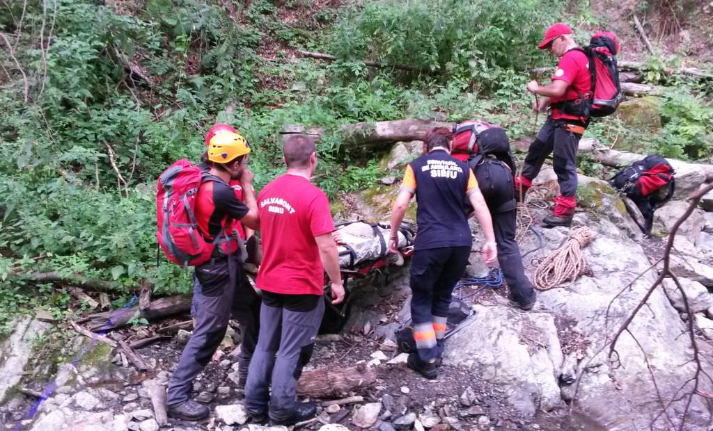 turist accidentat aproape de lacul călțun. salvamontiștii îl coboară din munți