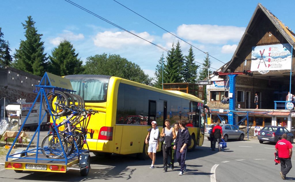 autobuzul de păltiniș are remorcă pentru biciclete. nu e o glumă! (foto)