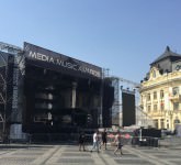 video foto – scena mma sibiu 2015 din piața mare: turiștii se minunează și își fac poze cu ea!