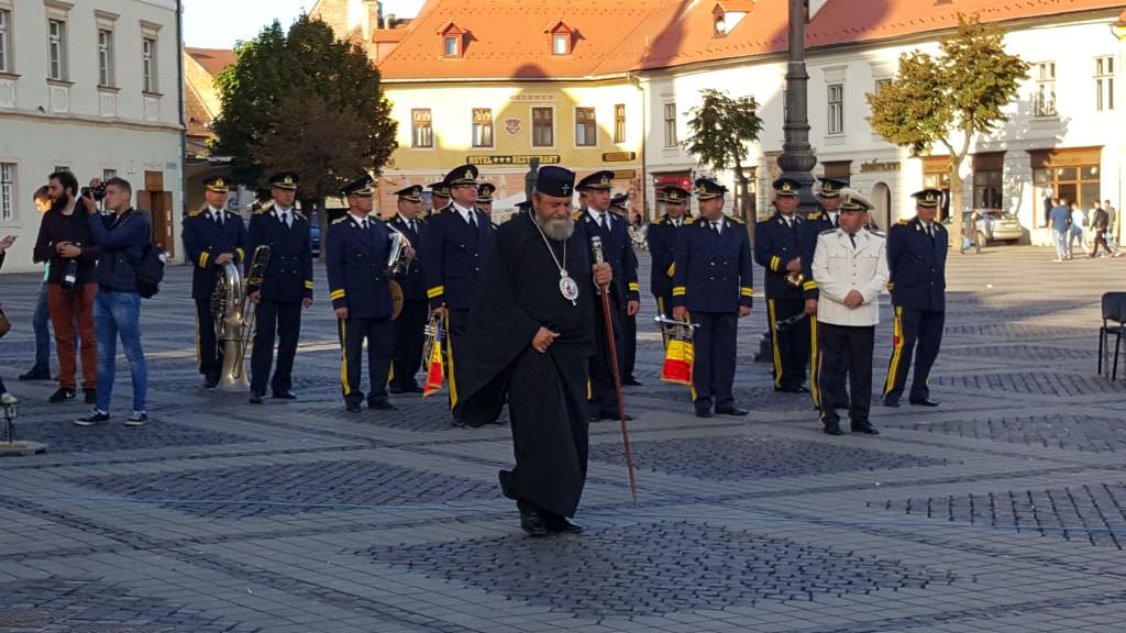 video foto aproape 3.000 de studenți în piața mare la deschiderea anului universitar. unii s-au plictisit și au plecat!