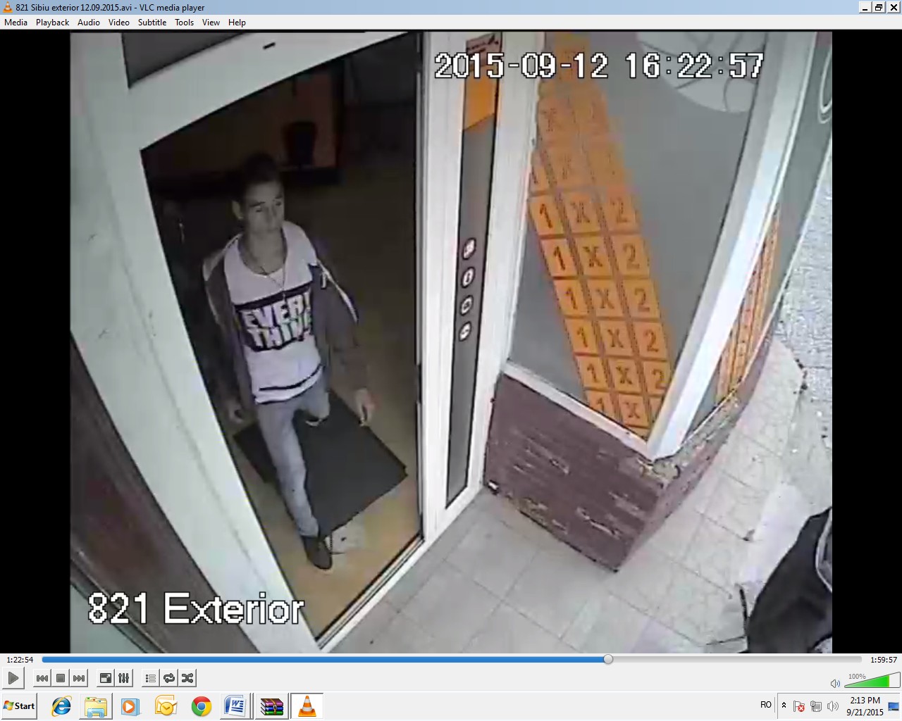 update video foto - poliția caută trei tineri care au furat banii dintr-un magazin de pe mihai viteazu. îi recunoşti?