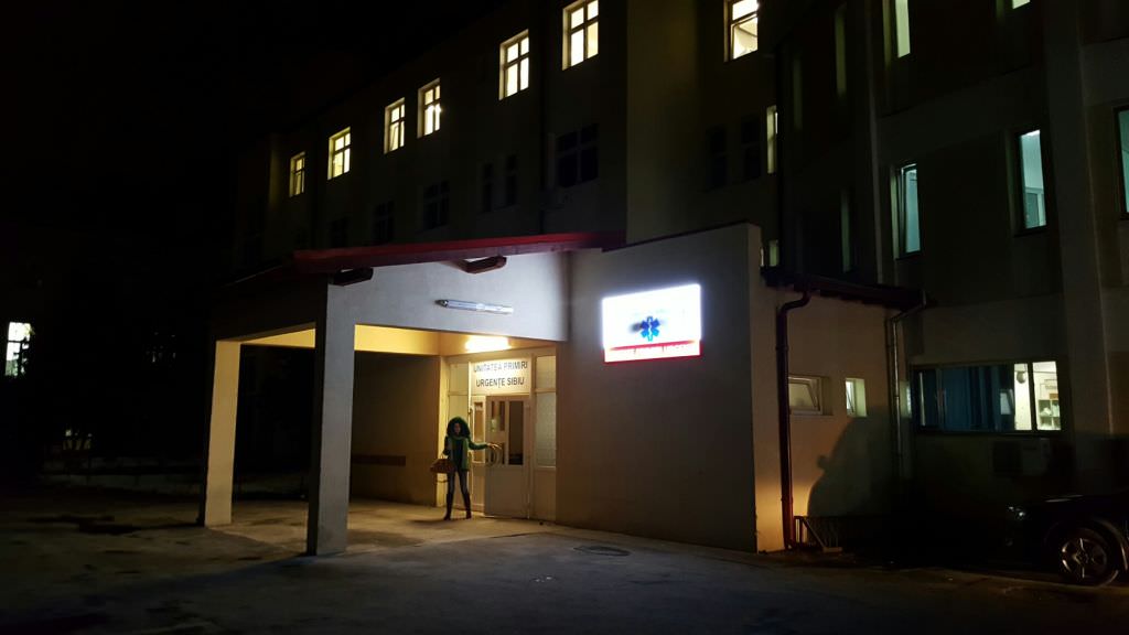 femeie de 74 de ani lovita de o maşină în timp ce traversa strada. a ajuns la spital!