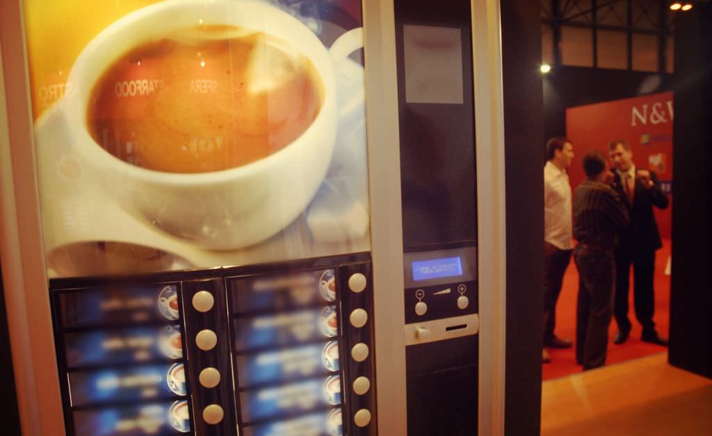 doi copii au spart un automat de cafea în sibiu. poliția i-a alergat și au fost prinși!