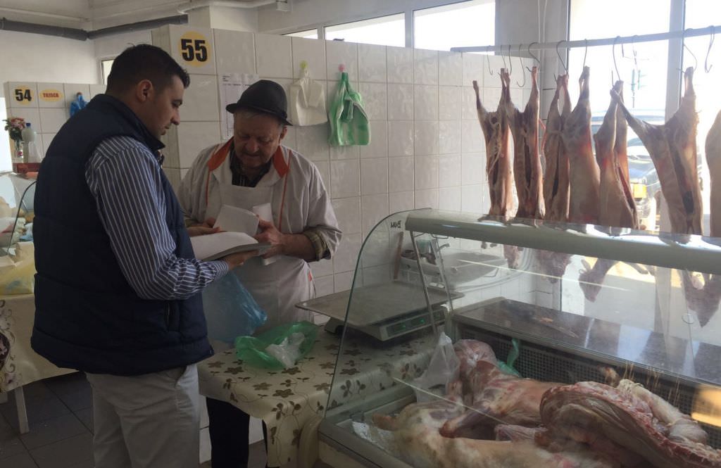foto - din ciclul ce mai găsește poliția înainte de paște în piețele din sibiu. carne expirată și produse contrafăcute!