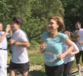 video foto carmen iohannis a alergat la semimaratonul sibiului. preşedintele româniei a aşteptat-o la finish, pe bicicletă