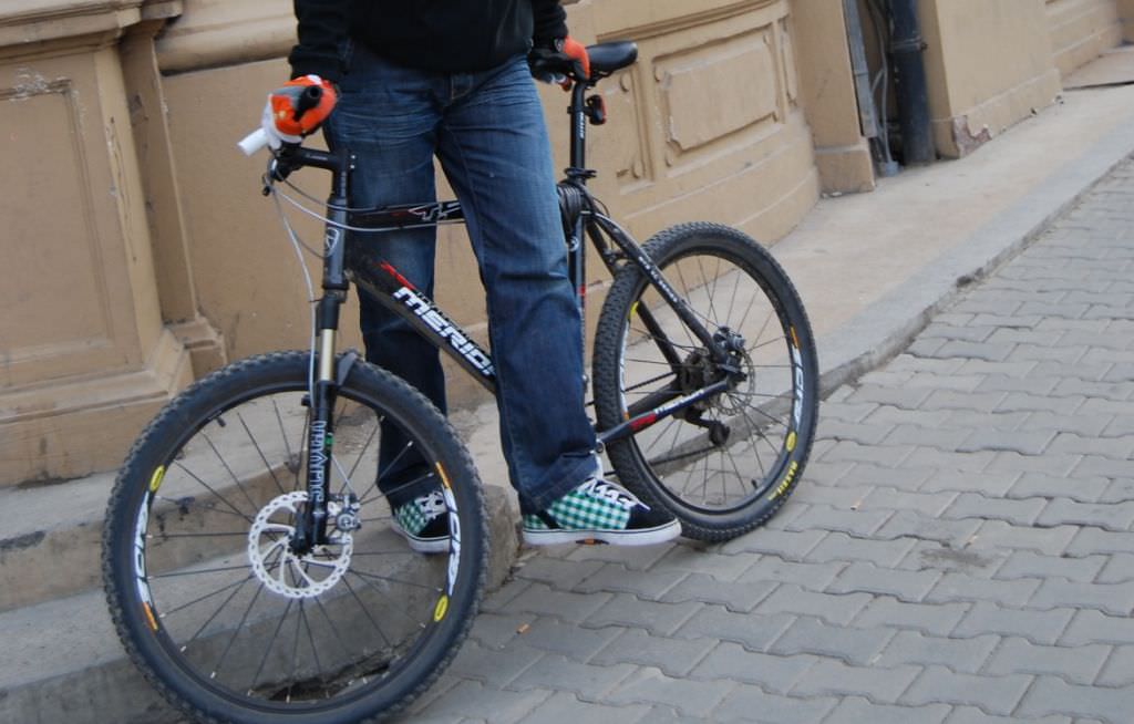 hoț de biciclete prins de poliție la sibiu. l-au surprins în timp ce mergea cu una furată