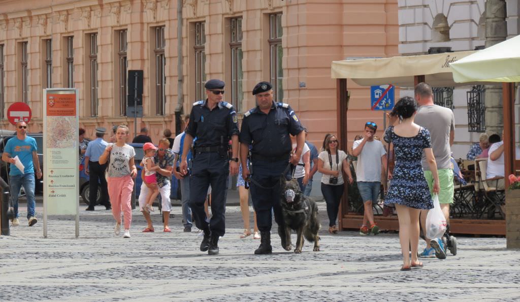 o sibiancă a aflat de pe facebook că și-a pierdut portofelul cu bani. un jandarm i l-a dat înapoi