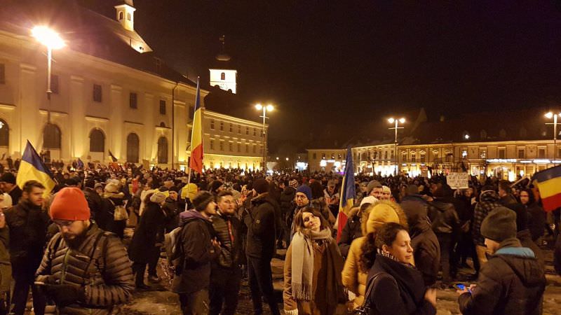 live video -peste 17.000 de oameni în stradă la sibiu. ajung din nou în piața mare