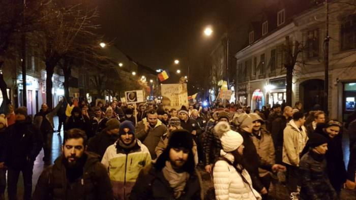 live protest sibiu, ziua 9: aproximativ 2.000 de sibieni mărșăluiesc și strigă "fie ploaie, fie vânt, dăm cu dragnea de pământ"