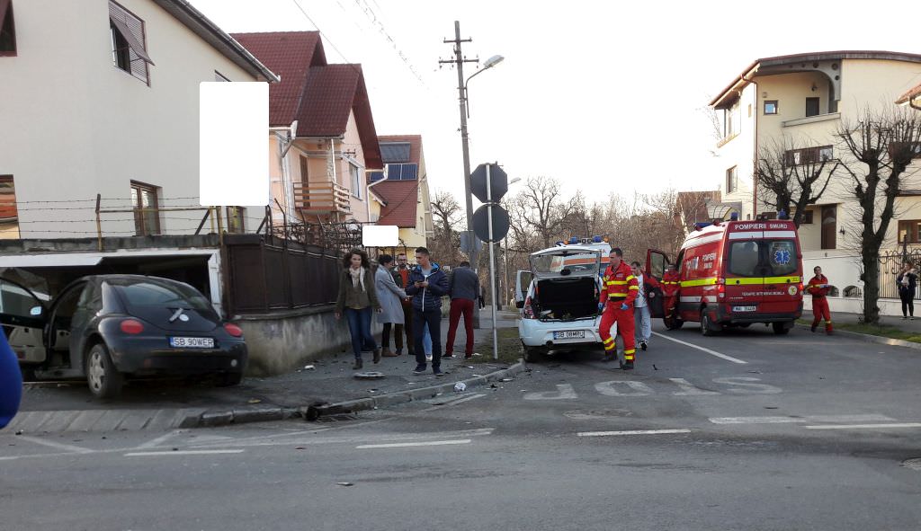 foto – accident cu patru răniți pe strada octavian goga. o șoferiță mergea pe ”interzis”