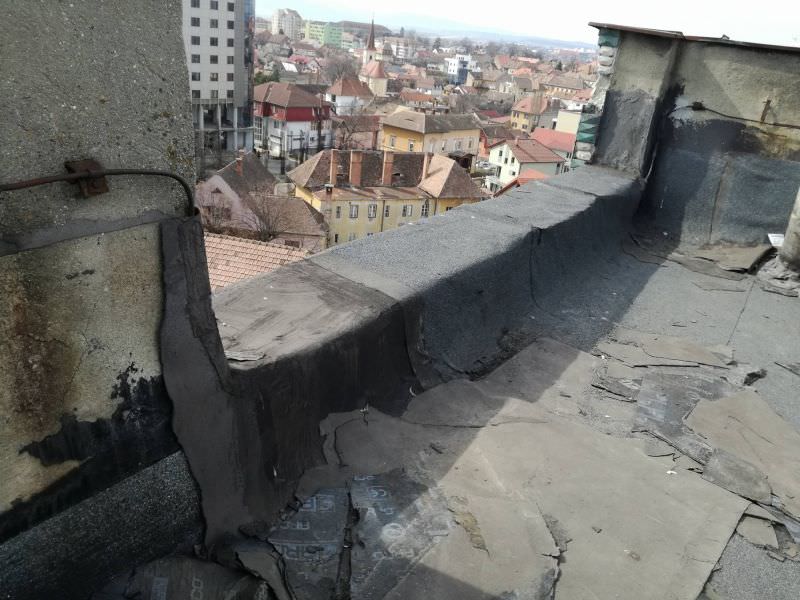 video foto - pelerinaj la blocul unde denisa voilean a murit. prietenii au adus ciocolată și au aprins lumânări - imagini de pe acoperiș