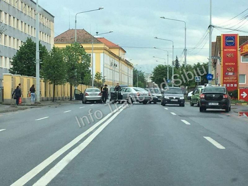foto - tamponare frontală pe milea. o persoană rănită