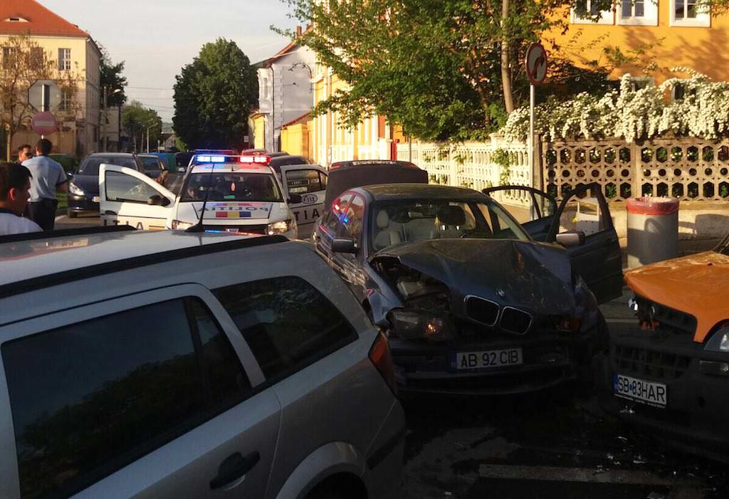 foto – urmărire ca în filme la sibiu după o mașină furată. s-a terminat cu accident pe rațiu