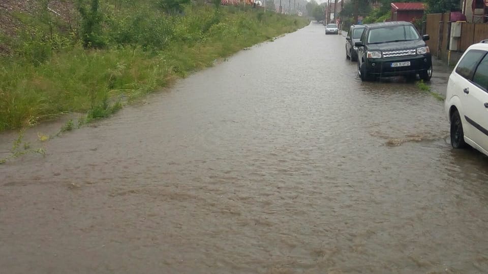 foto - inundații la mediaș. mai multe străzi acoperite de apă