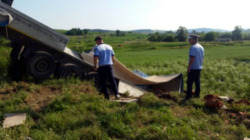foto - camion cu țiglă răsturnat pe dn14. șoferul era mort de beat
