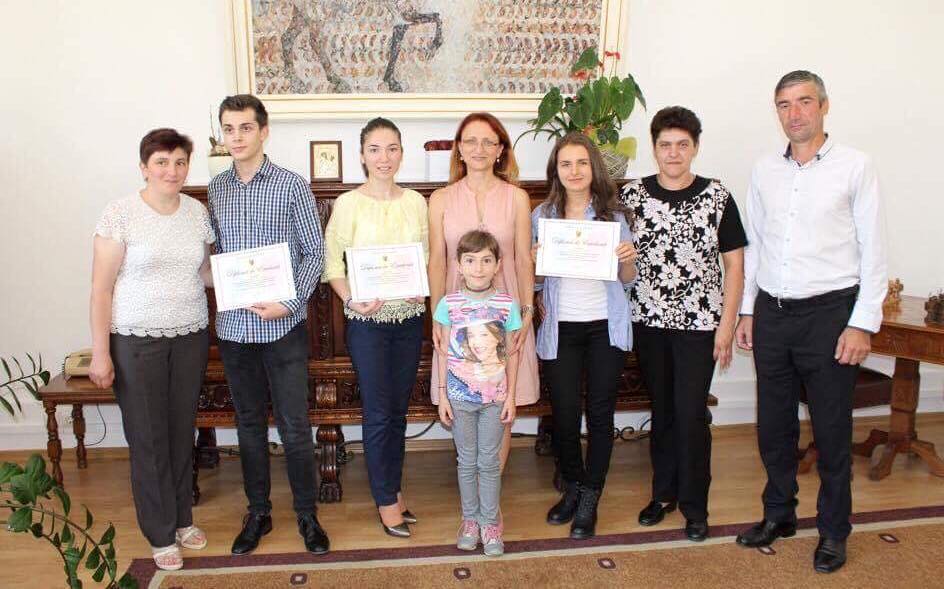 foto – elevii de nota zece ai sibiului premiați și felicitați la consiliul județean sibiu