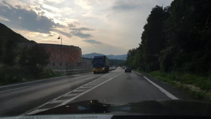 video: atenție pe valea oltului dacă mergeți la sibiu. pe sensul opus e coloană!