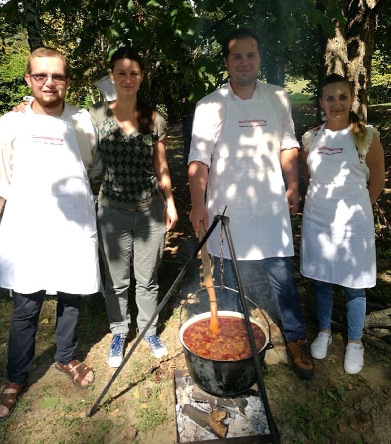 foto sibienii au gătit gulyas la festivalul de gătit din ungaria