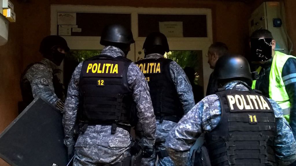 percheziţii la una dintre cele mai puternice rețele de trafic de migranți din ţară