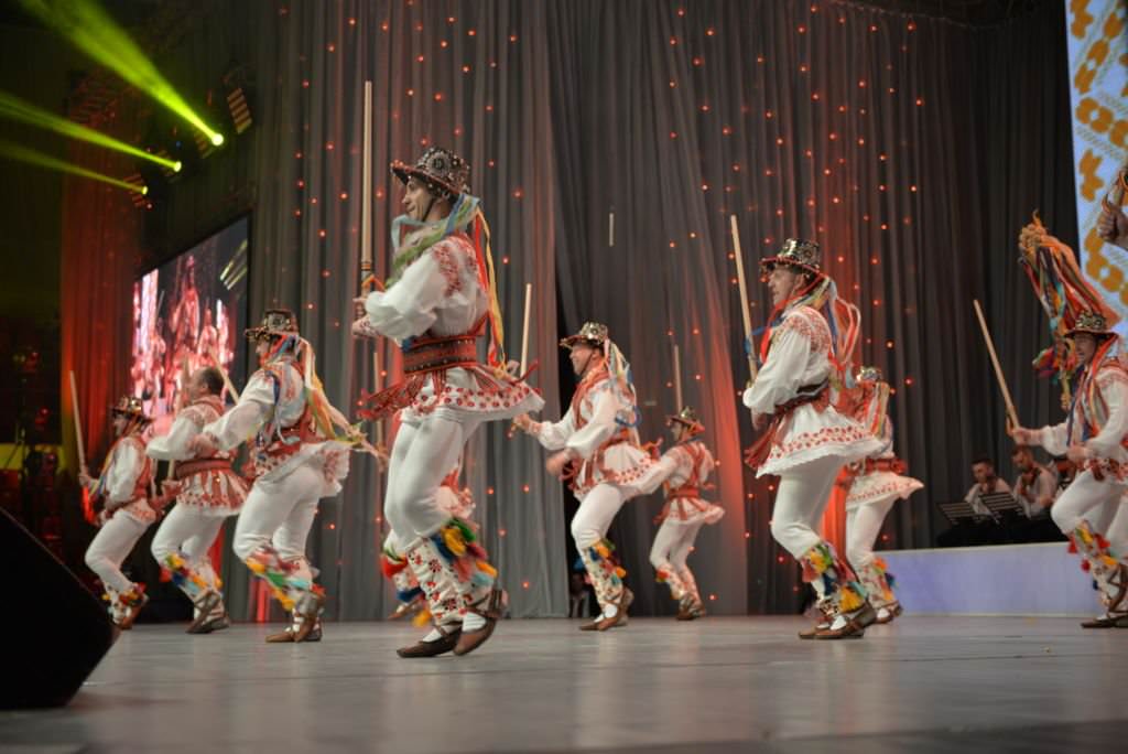 junii sibiului, de crăciun la tvr - se difusează spectacolul „iată, vin colindători!”