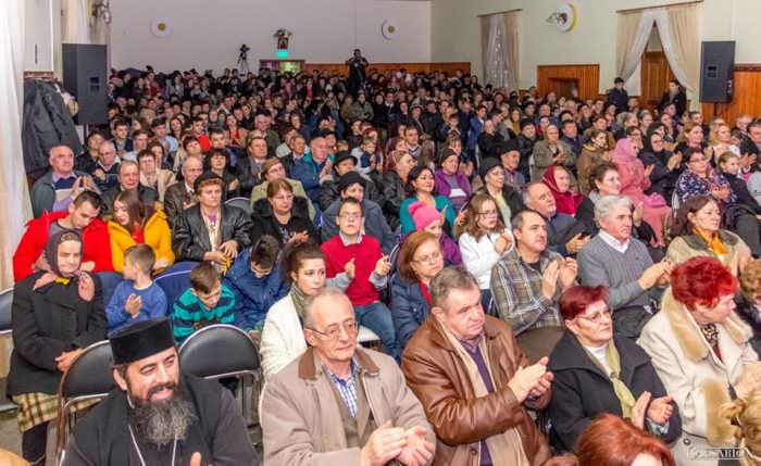 Cristian Pomohaci primit ca o vedetă la colindat la Sadu cristian pomohaci primit ca o vedetă la colindat la sadu