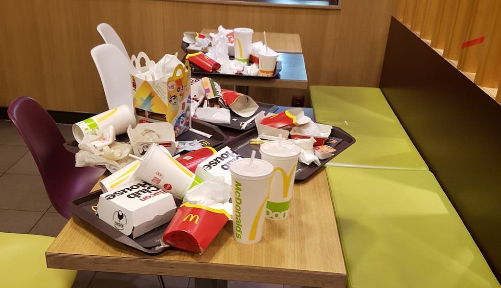 foto - mizerie de nedescris la mcdonald's. reacția angajaților, inexistentă