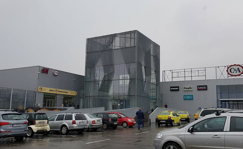 foto - începe remodelarea shopping city sibiu. s-au închis primele magazine