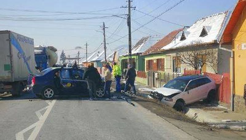 FOTO Accident pe DN14. Șoferul a adormit la volan foto accident pe dn14. șoferul a adormit la volan