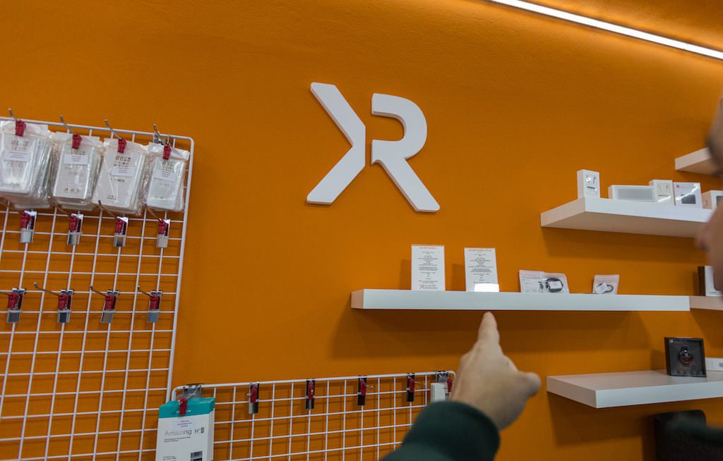 video foto la sibiu s-a deschis primul magazin cu produse exclusiv xiaomi în românia