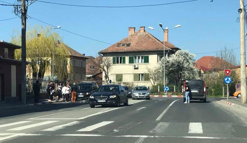foto biciclist băut acroșat de o mașină pe strada avrigului în sibiu