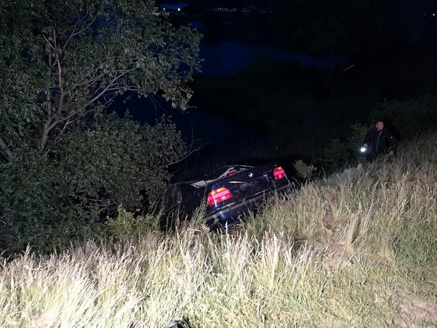 foto - două tinere au murit înecate după ce au plonjat cu mașina într-un lac