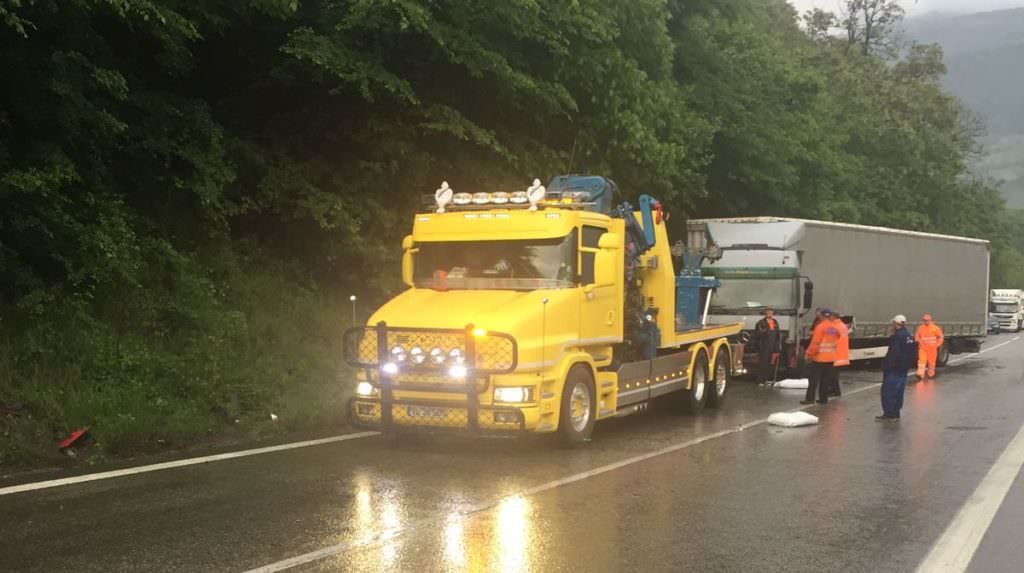 update foto – accident pe valea oltului. trei persoane rănite la câineni