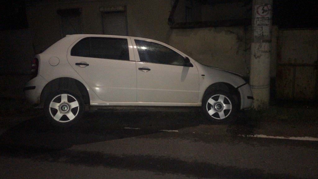 foto - a intrat prea tare într-o curbă pe dn1. direct în stâlp