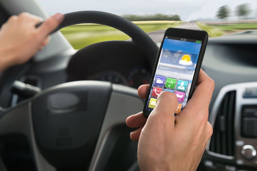 permis suspendat pentru șoferii care țin telefonul în mână la volan