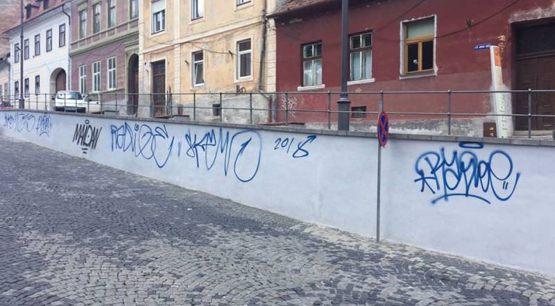 video foto - clădiri și ziduri din centrul istoric al sibiului, vandalizate joi noapte