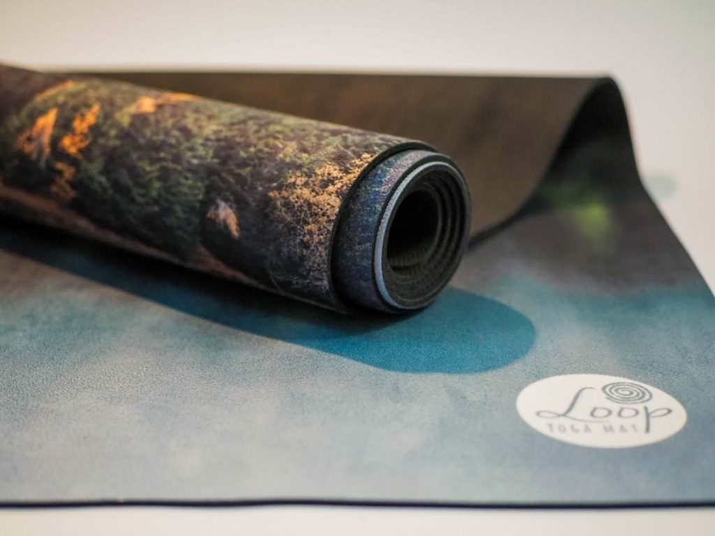 doi sibieni duc pasiunea pentru yoga la nivel de artă - își concep propriile salteluțe