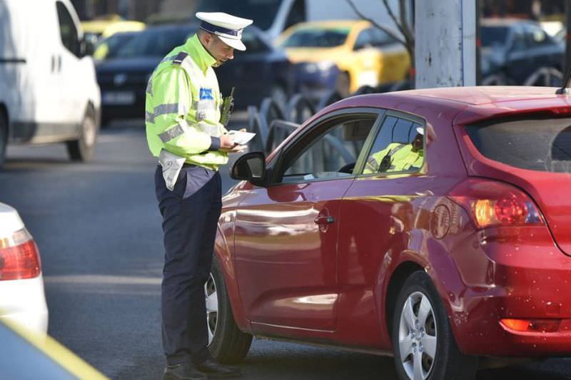 discuție halucinantă între un polițist și o doamnă cu silicoane