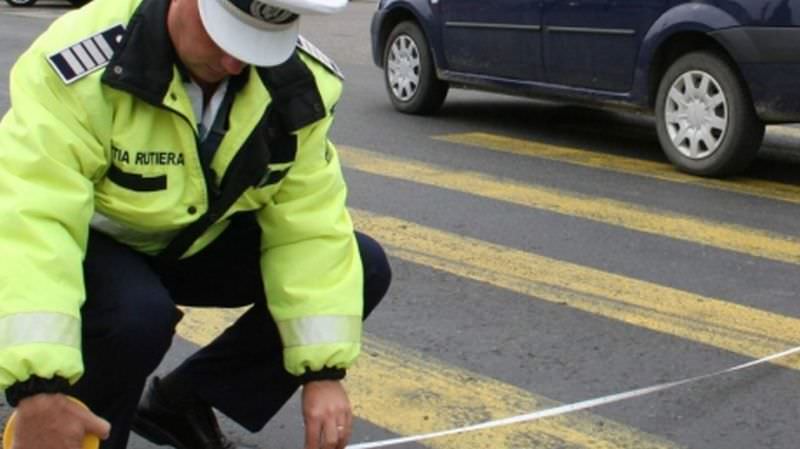bărbat lovit de mașină la gară. traversa neregulamentar