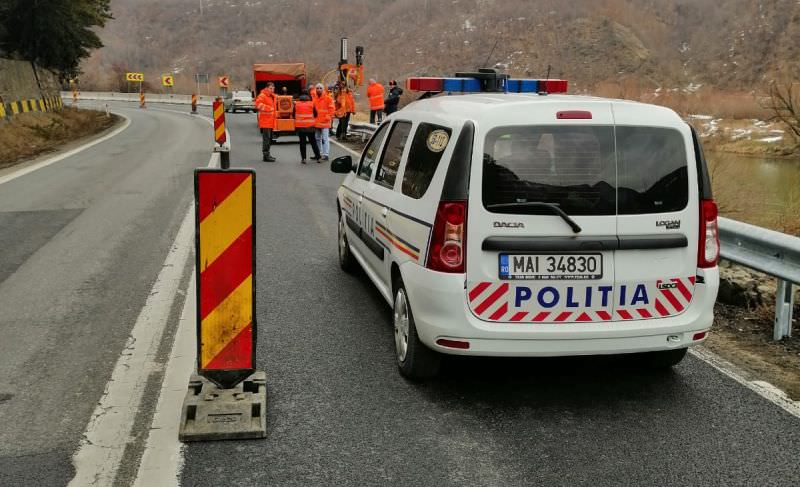 lucrări pe valea oltului - se consolidează zidul de sprijin